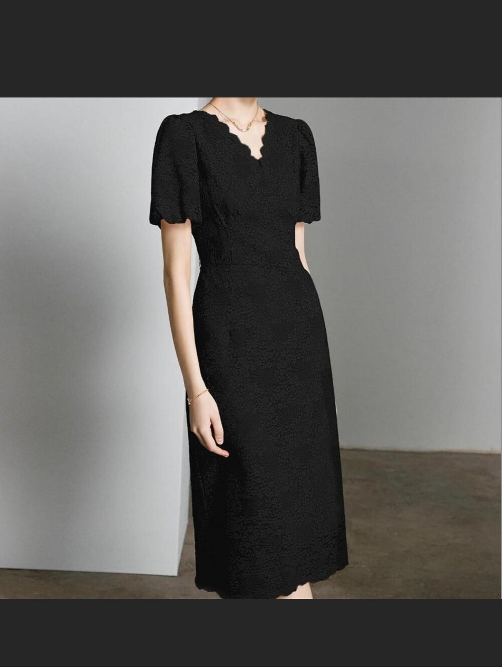Cyper River Elegant Black Scalloped V-Neck Midi Dress
